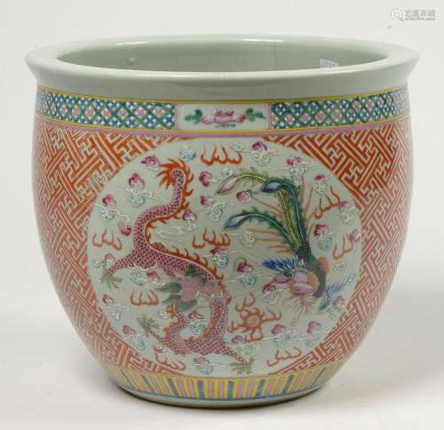 Grand cache-pot en porcelaine polychrome de Chine à décor de...