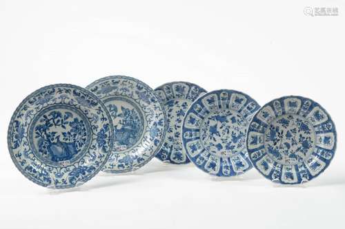 Lot de cinq assiettes en porcelaine bleue et blanche de Chin...