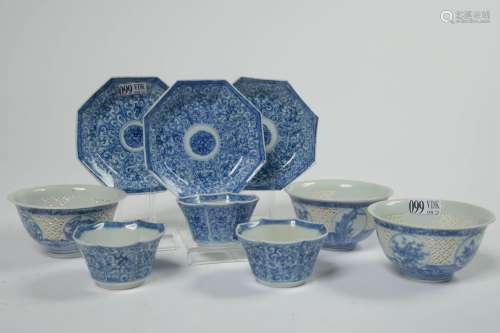 Lot de six porcelaines bleues et blanches de Chine comprenan...