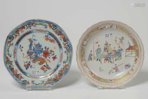 Lot de deux assiettes en porcelaine polychrome de Chine: une...