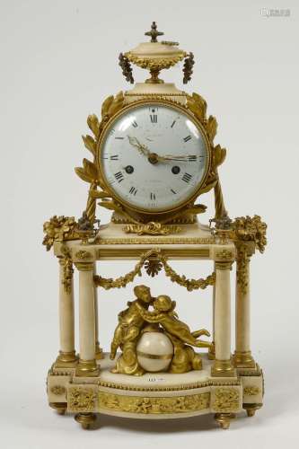Horloge portique Louis XVI en marbre blanc et bronze doré or...
