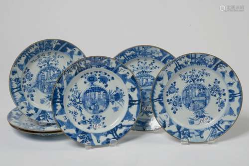 Suite de six assiettes à ombilic en porcelaine bleue et blan...