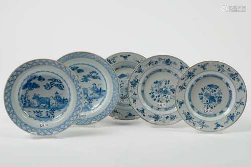 Lot de cinq assiettes en porcelaine bleue et blanche de Chin...