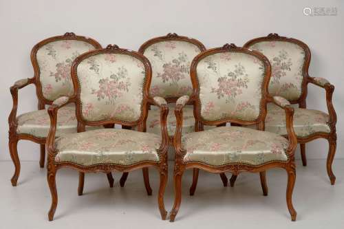 Suite de cinq fauteuils Louis XV en noyer sculpté et garnis ...