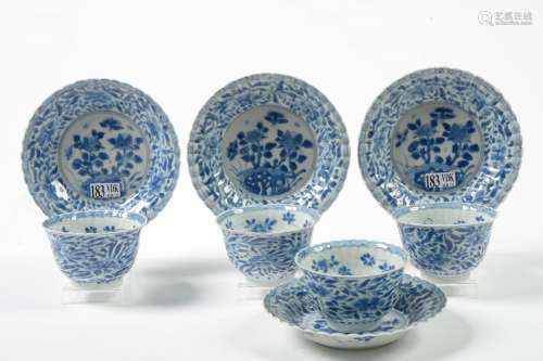 Suite de quatre pochons et leur soucoupe en porcelaine bleue...