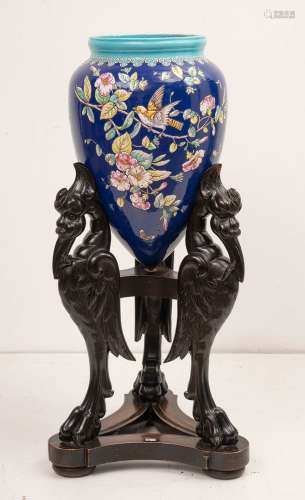 Grand vase en forme d'amphore en faïence polychrome aux émau...
