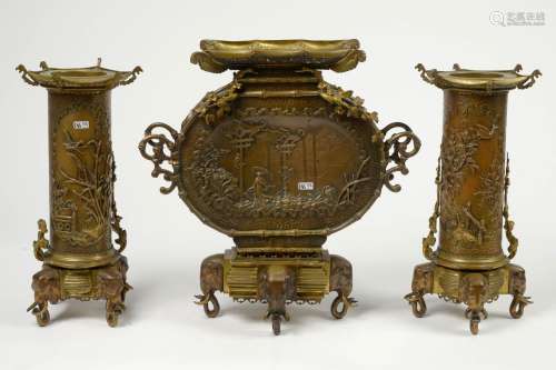 Garniture trois pièces quadripodes en bronze à patine brune ...