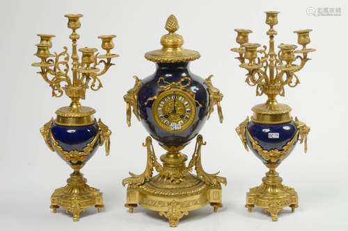 Garniture de cheminée de style Louis XVI trois pièces en faï...