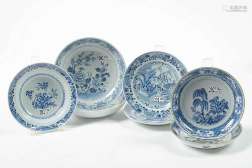 Lot de 7 assiettes ou compotiers en porcelaine bleue et blan...