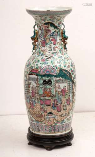 Grand vase en porcelaine polychrome de Canton décoré de 