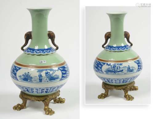 Vase pansu en porcelaine polychrome de Chine décoré de 