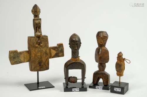 Lot de quatre objets anthropomorphes en bois sculpté compren...