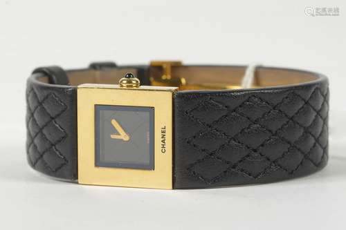 Montre pour dame en or jaune 18 carats de marque Chanel, mod...