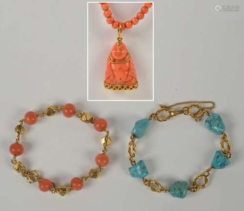 Trois bijoux: un collier en perles de corail avec pendentif ...