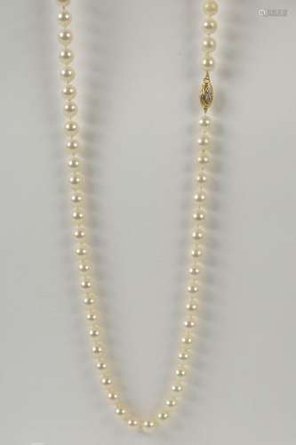 Sautoir de 74 perles Akoya (diam.:+/- 8,5x9mm) au fermoir en...