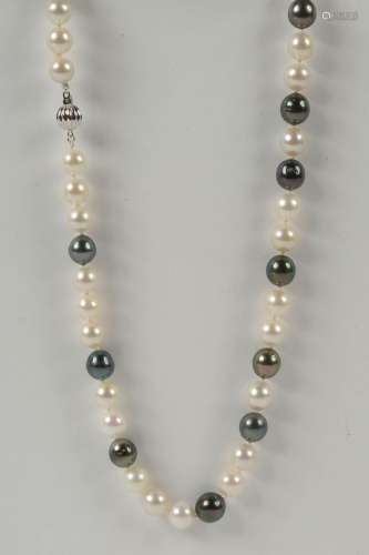 Collier de 45 perles Akoya et Tahiti (Diam.:+/-8,5-9,5mm) au...