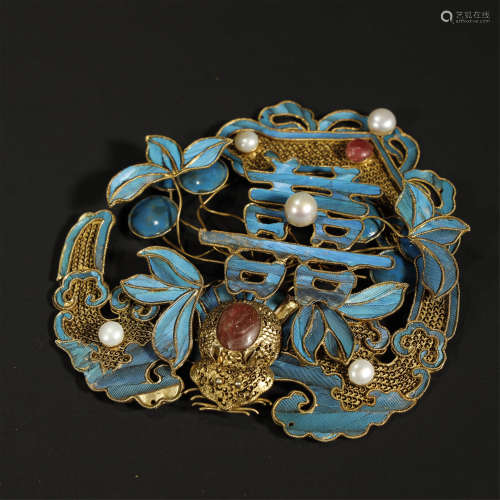 A CHINESE GILT-SILVER KINGFISHER FEATHER EMBELLISHED HAIR OR...