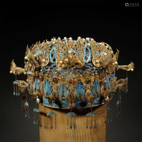 A CHINESE GILT-SILVER KINGFISHER FEATHER EMBELLISHED CROWN