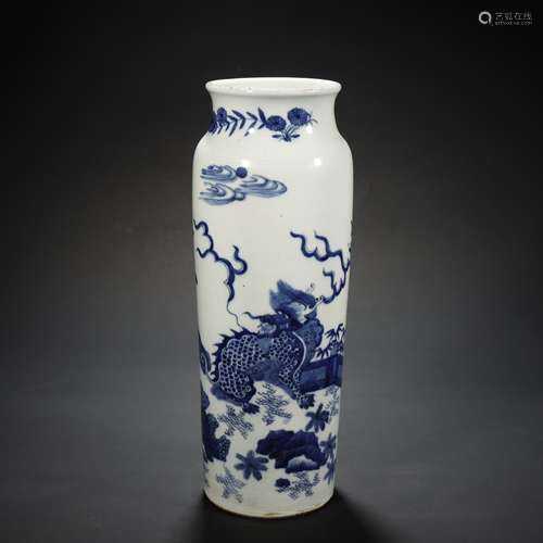 A CHINESE BLUE AND WHITE PORCELAIN VASE