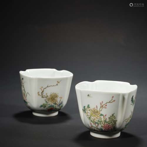 A PAIR OF FAMILLE-ROSE CUPS