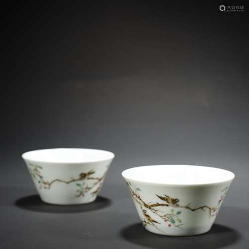 A PAIR OF FAMILLE-ROSE CUPS