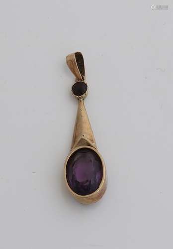 Gold pendant amethyst