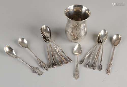 Spoon vase with 16 spoons