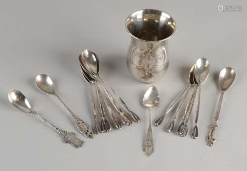 Spoon vase with 16 spoons