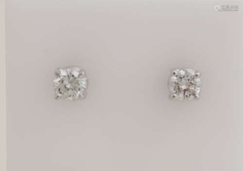 White gold stud earrings with diamond