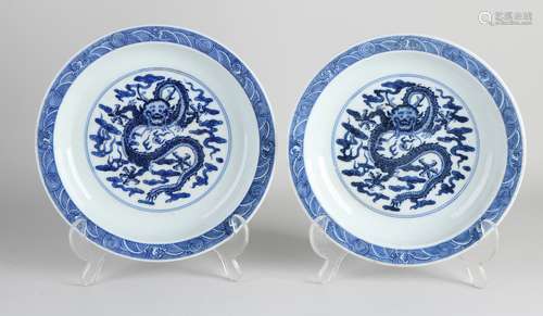 Two Chinese plates Ø 21 cm.