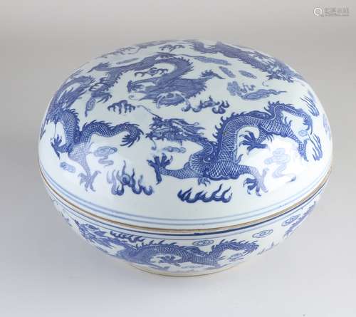 Chinese dragon lidded box Ø 27.5 cm.