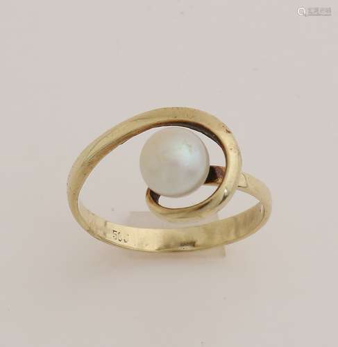 Gold ring with pearl