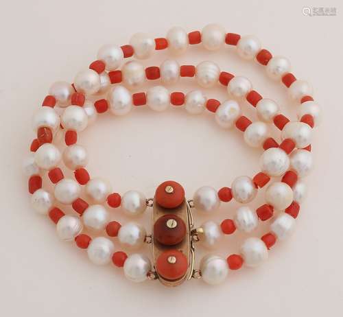 Bracelet with pearl and coral