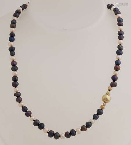 Necklace with pearls and gold lock