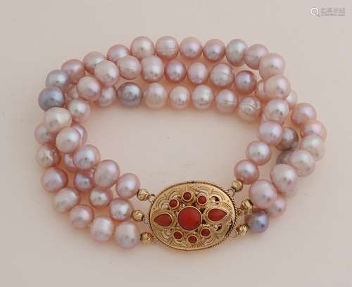 Pearl bracelet with gold clasp