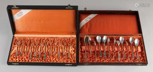 Silver cutlery in 2 cassettes