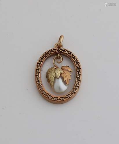 Gold pendant with pearl