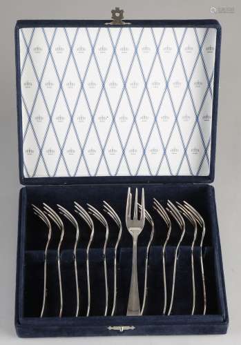 Cassette with 12 silver cake forks