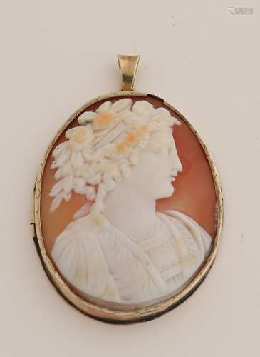 Gold cameo pendant