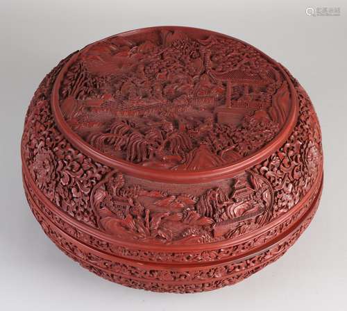 Large Chinese red lacquer box with lid, Ø 28 cm.