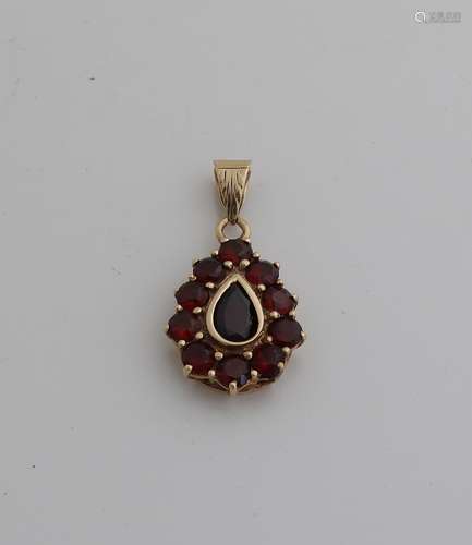 Gold pendant with garnet