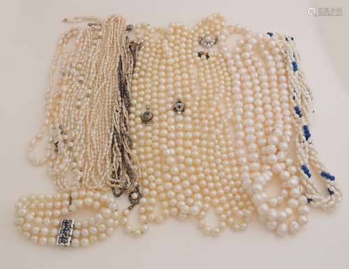 Lot with pearls