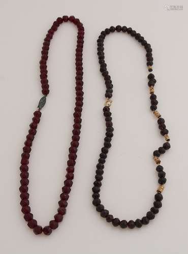 2 Necklaces with garnet.