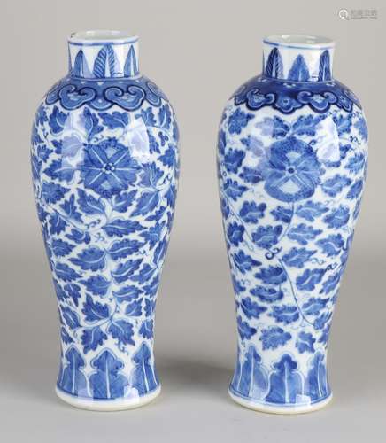 2 Chinese vases