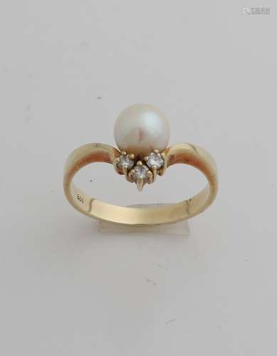 Gold ring with pearl and diamond