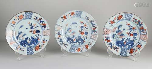 Three Chinese Imari plates Ø 23 cm.