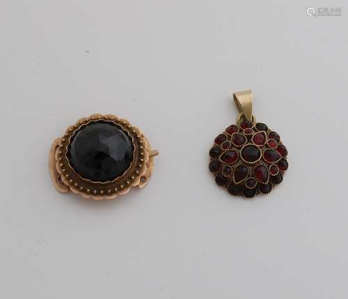 Gold garnet pendant and lock