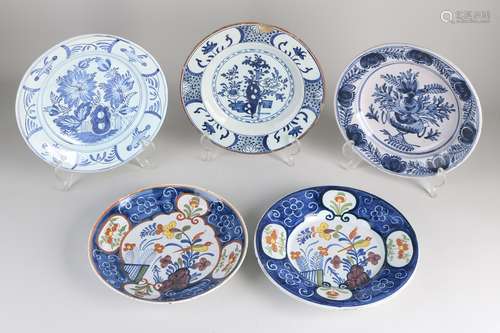 5 Delft plates Ø 22 -23 cm.