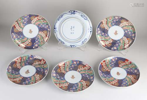 Six Japanese Imari plates Ø 21.5 cm.