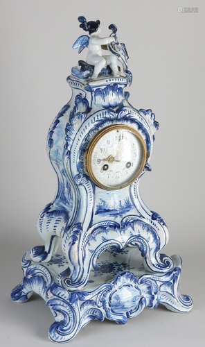 Delft Fayence mantel clock on console